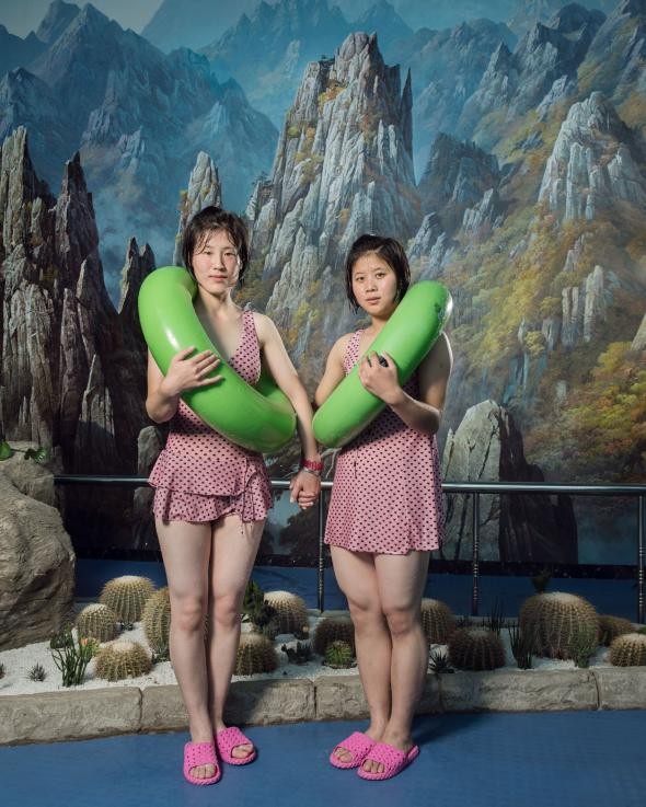 Một khu vui chơi giải trí được mở ra trên tầng cao nhất của một nhà máy chế biến thực phẩm. Các công nhân làm việc tại nhà máy này có thể bơi, chơi bóng rổ hay thư giãn trong phòng tắm hơi. (Ảnh: Stephan Gladieu)