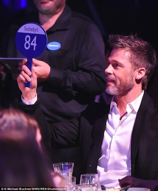 At the auction, Brad Pitt actively bid, making the actress "silly in her heart", but then at the last minute, a strange customer unexpectedly paid $ 160,000, surpassed Brad Pitt's price and won. victory, leaving Emilia Clarke a bit "disappointed".