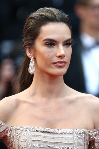 Alessandra Ambrosio đẹp thanh lịch tại Cannes - 3
Cựu thiên thần Victorias Secret trang điểm nhẹ nhàng cùng tông màu váy