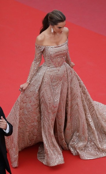 Alessandra Ambrosio đẹp thanh lịch tại Cannes - 10
Cô dồn sức cho công việc sau khi chia tay bạn trai lâu năm.