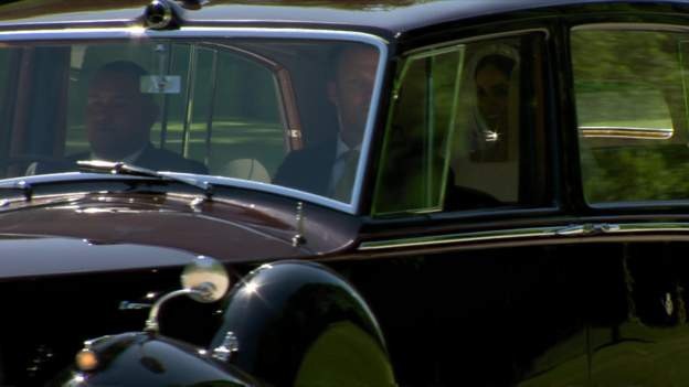 Chiêm ngưỡng váy cưới lộng lẫy của cô dâu Hoàng tử Harry - 2
Chiếc xe limousine hiệu Rolls Royce đã rời khách sạn Cliveden House, nơi cô dành đêm độc thân cuối cùng bên người mẹ yêu quý của mình, để tới nhà thờ George thuộc lâu đài Windsor, miền Tây London.