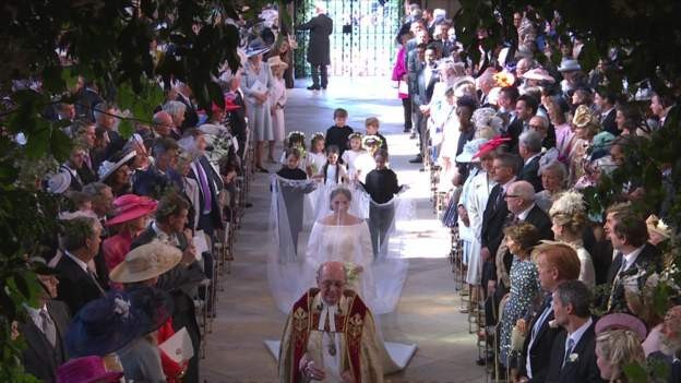 Hoàng tử Harry và cô dâu "khóa môi" ngọt ngào sau đám cưới cổ tích - 9
Cô dâu Meghan vào lễ đường cùng với dàn phù dâu, phù rể. (Ảnh: BBC)