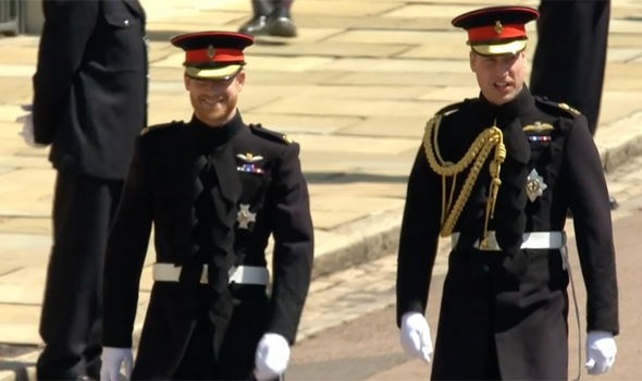 Cô dâu Meghan diện váy cưới tinh khôi tới lễ đường - 3
Hoàng tử Harry và Hoàng tử William tới lễ đường. (Ảnh: Express)