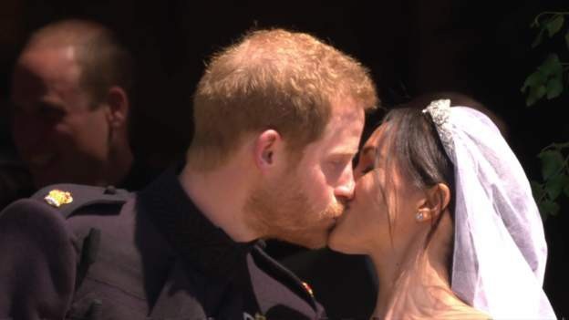 Hoàng tử Harry và cô dâu "khóa môi" ngọt ngào sau đám cưới cổ tích - 3
(Ảnh: BBC)