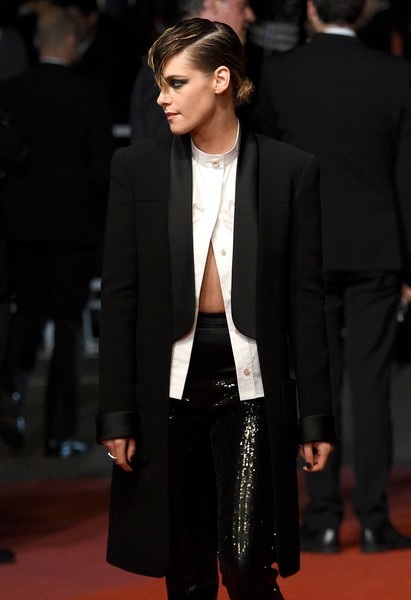 Kristen Stewart "dresses up" on the red carpet - 8