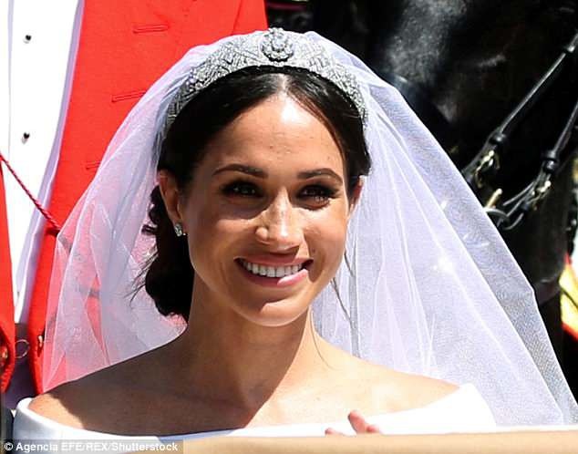 Bí mật chiếc vương miện kim cương của cô dâu Meghan - 1
Cô dâu Meghan xinh đẹp trong ngày cưới (Ảnh: EFE)