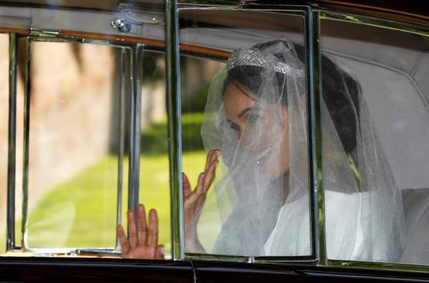 Hoàng tử Harry và cô dâu "khóa môi" ngọt ngào sau đám cưới cổ tích - 15
Cô dâu Meghan (Ảnh: BBC)