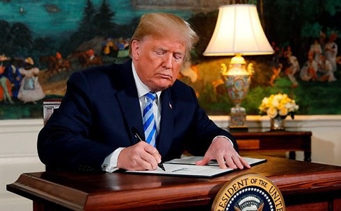 Vì sao Trung Quốc không “giải cứu” Iran trước Mỹ? - 1
Tổng thống Mỹ Donald Trump ký tuyên bố rút Mỹ khỏi thỏa thuận hạt nhân Iran. Ảnh: Reuters.