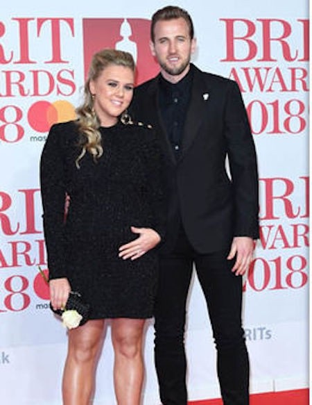 Những bóng hồng xinh đẹp của đội tuyển Anh tại World Cup 2018 - 1 Gương mặt được chú ý đến đầu tiên là người đẹp Katie Goodland, 24 tuổi, vị hôn thê lâu năm của tiền đạo Harry Hane. Chân sút của Tottenham đã gặp Katie từ hồi còn cắp sách đến trường và mối tình tuổi học trò này đã sắp sửa đi tới một đoạn kết hạnh phúc. Hè năm ngoái, cặp đôi đã vui mừng báo tin đính hôn tại Bahamas và rất có thể, sau kì World Cup năm nay, Harry Hane sẽ chính thức rước nàng về dinh.