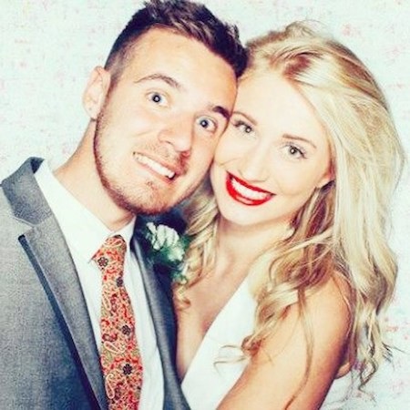 Những bóng hồng xinh đẹp của đội tuyển Anh tại World Cup 2018 - 2 Thủ thành Jack Butland và bạn gái Annabel Peyton thì đã yêu nhau từ cái nhìn đầu tiên khi cả hai vô tình gặp gỡ trên chuyến bay. Jack Butland luôn biết ơn tình yêu của Annabel Peyton vì chính nó đã truyền động lực cho anh trở thành một trong những thủ thành hàng đầu giải Ngoại hạng. Jack Butland cho biết rằng: “Cô ấy là một cô gái phi thường, là người mà tôi đã nợ nần cả thế giới này, là người đã giúp tôi trở lại từ chấn thương”.