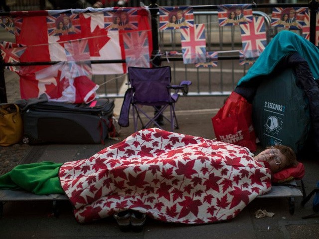 Cô dâu Meghan diện váy cưới tinh khôi tới lễ đường - 30
(Ảnh: Reuters)