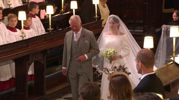 Hoàng tử Harry và cô dâu "khóa môi" ngọt ngào sau đám cưới cổ tích - 8
Thái tử Charles dắt tay con dâu vào lễ đường. (Ảnh: BBC)