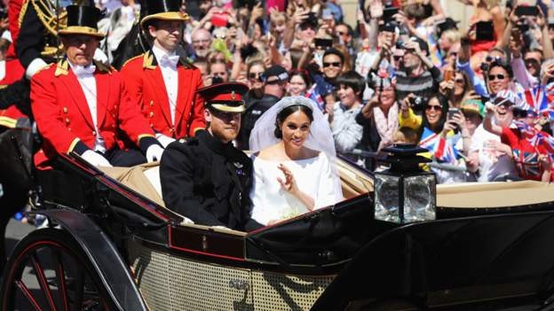 Hoàng tử Harry và cô dâu "khóa môi" ngọt ngào sau đám cưới cổ tích - 1
(Ảnh: Getty)