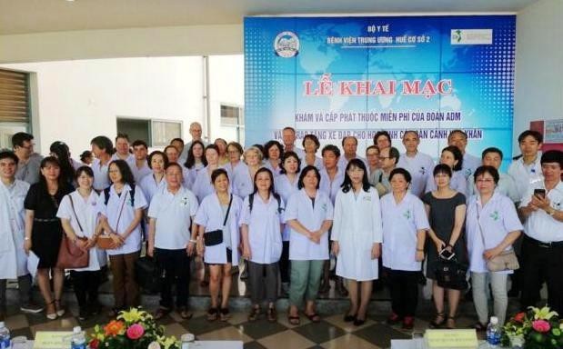 Khám bệnh, cấp thuốc miễn phí 1.300 dân nghèo và tặng xe đạp cho học sinh - 1 Khám bệnh, cấp thuốc miễn phí 1.300 dân nghèo và tặng xe đạp cho học sinh - 1