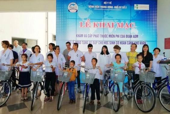 Khám bệnh, cấp thuốc miễn phí 1.300 dân nghèo và tặng xe đạp cho học sinh - 2 Khám bệnh, cấp thuốc miễn phí 1.300 dân nghèo và tặng xe đạp cho học sinh - 2