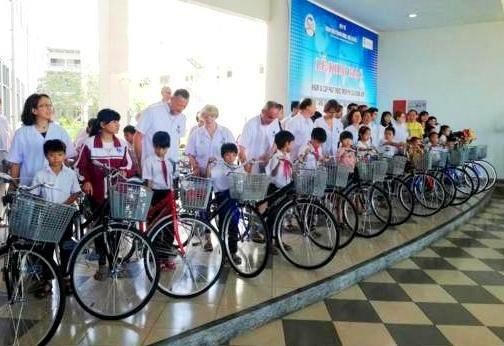 Khám bệnh, cấp thuốc miễn phí 1.300 dân nghèo và tặng xe đạp cho học sinh - 3 Tặng xe đạp cho các học sinh nghèo huyện Phong Điền