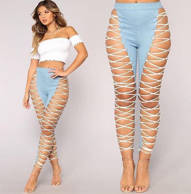 Jeans dây: Thiết kế với những sợ dây đan chéo dọc chân đầy táo bạo, thiết kế này là một… thách thức đối với người mặc. Nó đến từ một nhà mốt có trụ sở tại Los Angeles (Mỹ). Thiết kế jeans dây có giá 50 USD (tương đương hơn một triệu đồng).