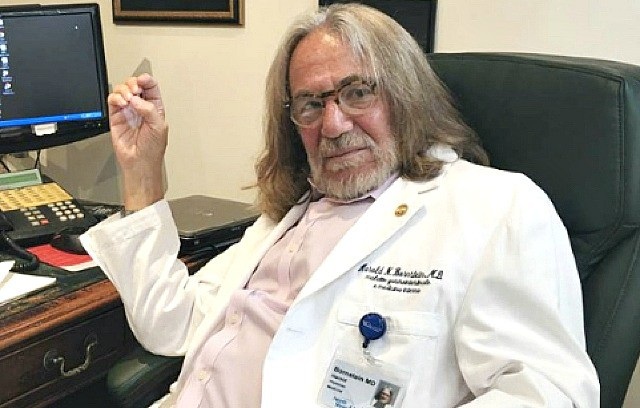 Cựu bác sĩ riêng lên tiếng về “sức khỏe tuyệt vời” của Tổng thống Trump - 1 Ông Harold Bornstein, cựu bác sỹ riêng của Tổng thống Trump (Ảnh: Twitter)