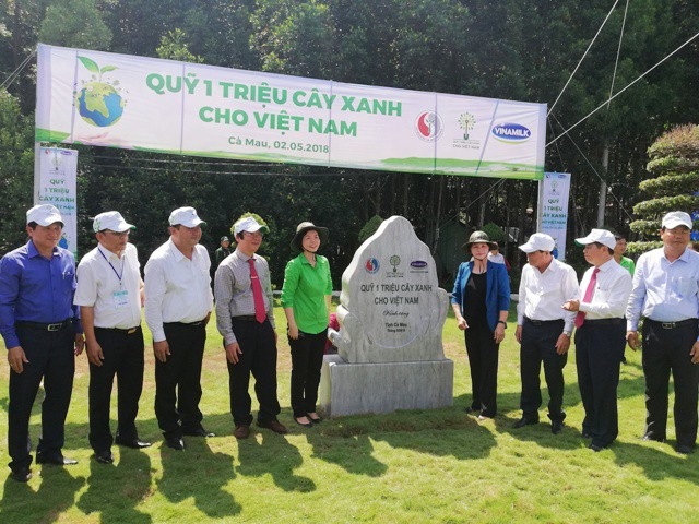 Chủ tịch Quốc hội lội bùn trồng cây tại điểm cực Nam Tổ quốc - 3 Chủ tịch Quốc hội cùng đại diện lãnh đạo Bộ, ngành và tỉnh Cà Mau mở khăn phủ phiến đá lưu niệm lễ trồng cây.