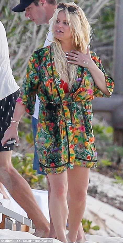 Jessica Simpson đi nghỉ cùng "ông xã" tại Bahamas - 9
Dù gặp vấn đề trong thai kỳ và tăng cân khó kiểm soát trong mỗi lần mang bầu nhưng Jessica vẫn thích có thật nhiều con. Cô đã có hai cô con gái với người chồng hiện tại, Eric.
