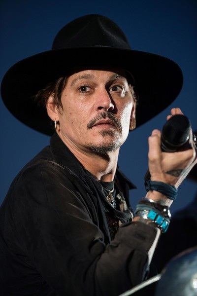 Johnny Depp bị kiện bởi vệ sỹ cũ - 1
Hai vệ sỹ cũ của Johnny Depp là Eugene Arreola và Miguel Sanchez đã đệ đơn khởi kiện nam diễn viên này lên tòa án California hồi tuần trước