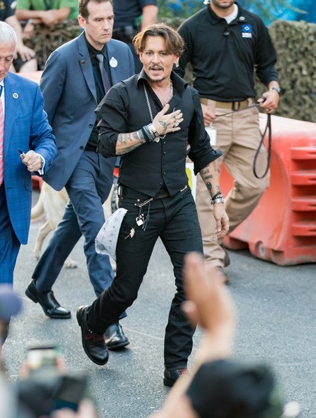 Johnny Depp bị kiện bởi vệ sỹ cũ - 2
Hai vệ sỹ cho biết, từ tháng 4/2016 tới tháng 1/2018, họ không hề nhận được tiền lương làm thêm giờ