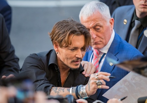Johnny Depp bị kiện bởi vệ sỹ cũ - 3
Hai vệ sỹ còn khẳng định không đượcăn trưa hay nghỉ ngơi đầy đủ trong thời gian bảo vệ gia đình nam diễn viên nổi tiếng