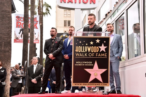 
Tuy nhiên họ vẫn luôn coi nhaulà bạn bè thân thiết
