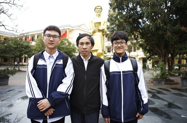 Bộ GD&ĐT nói gì về vụ nam sinh Nghệ An trượt phỏng vấn visa sang Mỹ - 2 Ngoài Mai Nhật Anh, thầy Mai Văn Quyền, giáo viên hướng dẫn của đoàn Nghệ An cũng bị trượt phỏng vấn visa không rõ lý do. (Ảnh: Hoàng Lam).