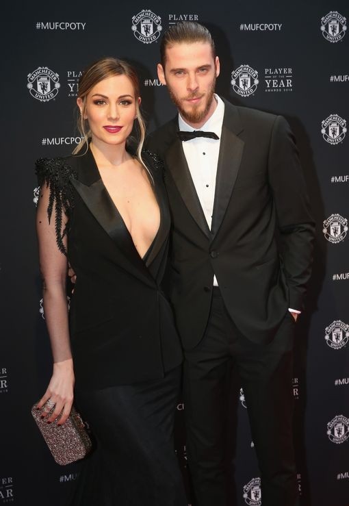 Mourinho gây sốc với quyết định chọn Cầu thủ xuất sắc nhất MU - 1
De Gea (phải) đi cùng bạn gái Edurne Garcia tới dự lễ trao giải của MU