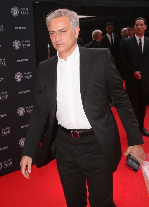 Mourinho gây sốc với quyết định chọn Cầu thủ xuất sắc nhất MU - 13
HLV Jose Mourinho đến muộn hơn các học trò