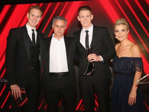 Mourinho gây sốc với quyết định chọn Cầu thủ xuất sắc nhất MU - 15
Mourinho đã chọn tiền vệ trẻ McTominay (thứ hai từ phải sang). Sự lựa chọn của Mourinho thật sự bất ngờ vì McTominay chưa phải cầu thủ có suất đá chính ở MU