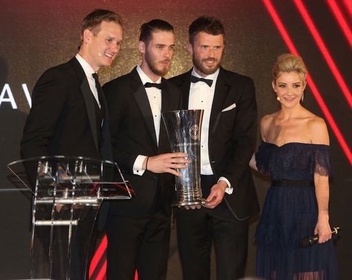 Mourinho gây sốc với quyết định chọn Cầu thủ xuất sắc nhất MU - 16
Michael Carrick (thứ hai từ phải trang) đại diện cho cầu thủ trao giải Cầu thủ xuất sắc nhất mùa giải do cầu thủ bình chọn cho thủ thành David De Gea (thứ hai từ trái trang)