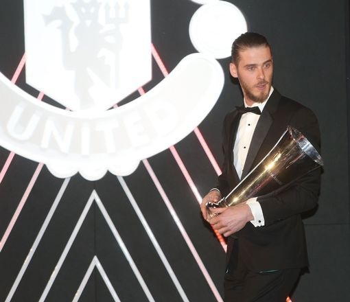 Mourinho gây sốc với quyết định chọn Cầu thủ xuất sắc nhất MU - 17
David De Gea cùng danh hiệu cá nhân đầu tiên ở mùa giải năm nay