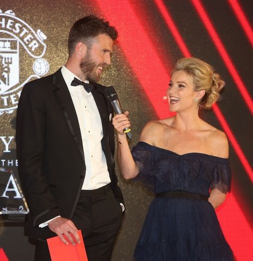 Mourinho gây sốc với quyết định chọn Cầu thủ xuất sắc nhất MU - 19
Michael Carrick (trái) nhận giải thưởng đặc biệt từ MU. Đội trưởng của Quỷ đỏ sẽ giải nghệ sau mùa giải năm nay, từ Hè tới anh sẽ trở thành thành viên BHL của MU