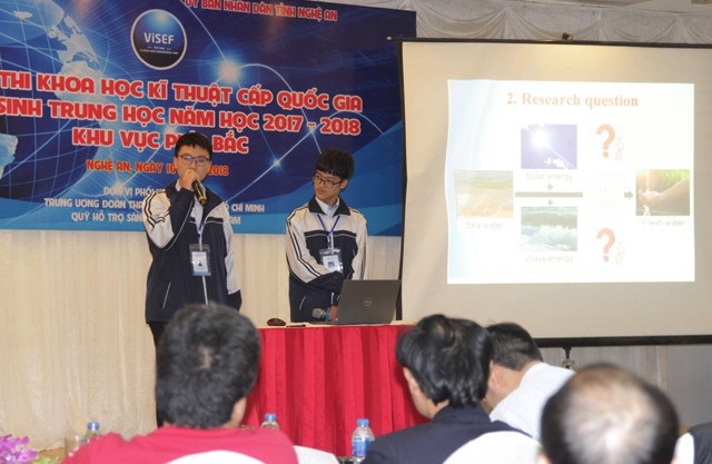Bộ GD&ĐT nói gì về vụ nam sinh Nghệ An trượt phỏng vấn visa sang Mỹ - 1 Phùng Văn Long và Mai Nhật Anh trong buổi thuyết trình dự án bằng tiếng Anh để lựa chọn dự án tham dự Hội thi KHKT quốc tế. (Ảnh: Hoàng Lam).