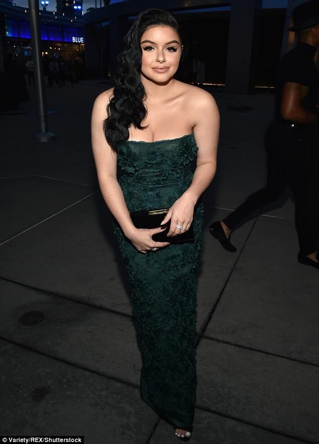 
Nữ diễn viên 20 tuổi diện bộ váy quây kiểu dáng thanh lịch
