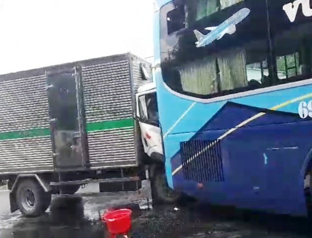 Bé gái thoát chết trong gang tấc sau cú tông xe liên hoàn - 2 Hiện trường vụ tai nạn.