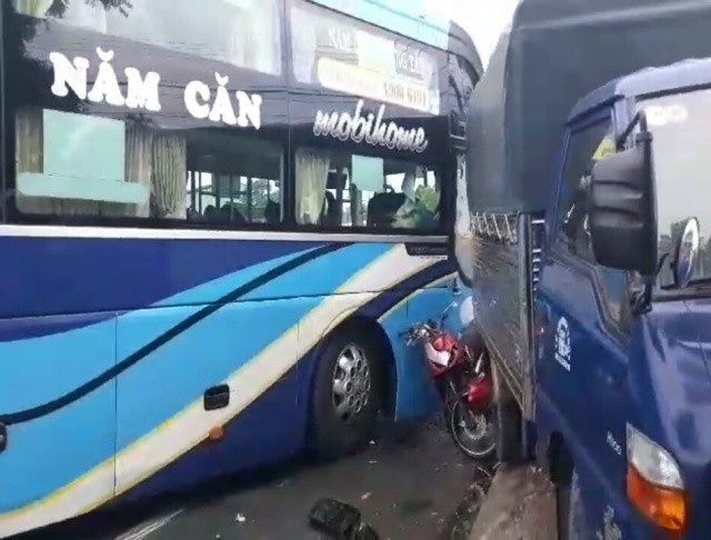 Bé gái thoát chết trong gang tấc sau cú tông xe liên hoàn - 3
Xe máy bị kẹp giữa xe khách và xe tải, nạn nhân đi xe máy thoát chết trong gang tấc.