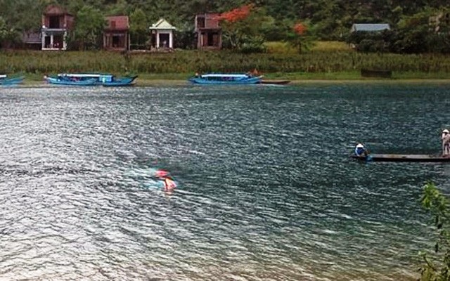 Tặng Bằng khen cho 4 cá nhân cứu hàng chục người trong giông lốc - 1 Hiện trường vụ lật thuyền do giông lốc