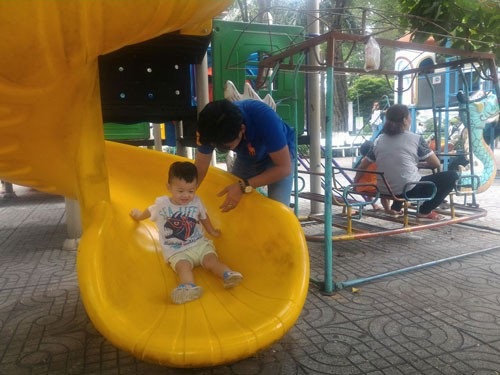 Càng chăm kỹ, con càng dễ bệnh - 1 Nên cho trẻ ra ngoài chơi để được vận động, tiếp xúc trẻ khác và môi trường khác. Ảnh: TRỊNH THIỆP