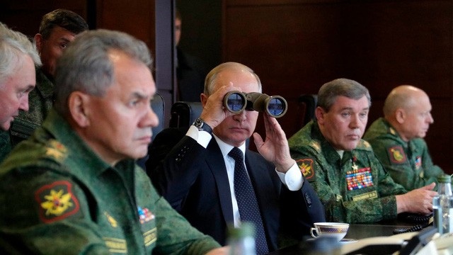 "Xâm chiếm Nga sẽ là thảm họa quân sự" - 1 Tổng thống Putin dùng ống nhòm theo dõi một cuộc tập trận của Nga (Ảnh: RT)