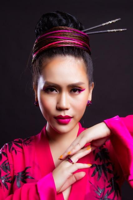 Hồng Mơ đi tìm “người đàn bà” thật của chính mình - 2 Hồng Mơ đi tìm “người đàn bà” thật của chính mình - 2