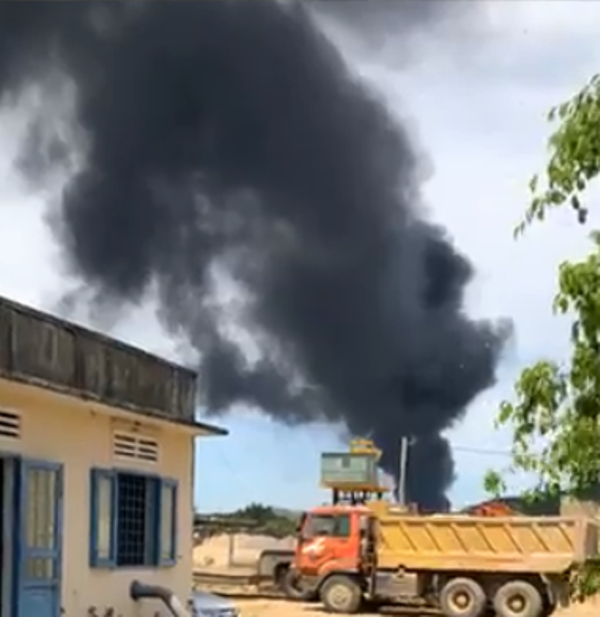 “Vòi rồng” khói đen đặc trong đám cháy dữ dội tại cơ sở nhôm nhựa - 3 Cột khói bốc lên ngùn ngụt như vòi rồng.