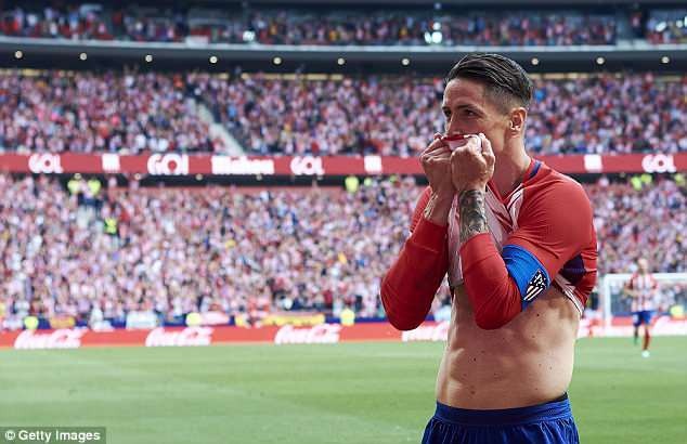 Torres lập cú đúp trong ngày chia tay Atletico và La Liga - 6
Ngôi sao người Tây Ban Nha hôn lên chiếc áo Atletico, CLB giúp anh vươn tầm trở thành tiền đạo hàng đầu thế giới