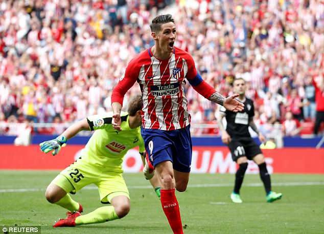 Torres lập cú đúp trong ngày chia tay Atletico và La Liga - 4
Torres mang băng đội trưởng ở trận đấu cuối cùng trong màu áo Atletico tại La Liga