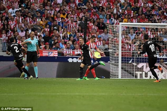 Torres lập cú đúp trong ngày chia tay Atletico và La Liga - 10
Ngày chia tay của Torres kém vui khi Pena nhận thẻ đỏ ở phút 63 và Eibar ấn định kết quả hòa 2-2 ở phút 70 nhờ công Pena