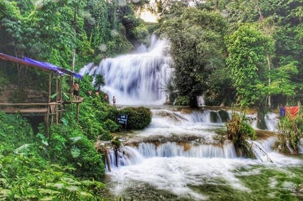 "Phát sốt” với thác nước đẹp như tiên cảnh ngay gần Hà Nội - 3 Du lịch thác Mu có 2 mùa: mùa mưa và mua khô. Mùa mưa bắt đầu từ tháng 5 đến tháng 9. Đây được xem là thời điểm thích hợp nhất để đi du lịch bởi thời tiết mát mẻ, nước cũng nhiều nên các tầng thác cuồn cuộn chảy. Trong khi đó, mùa khô thác Mu diễn ra từ tháng 10 đến tháng 4 năm sau. Thời điểm này thời tiết ở Mu khá lạnh và nhiều sương mù, thích hợp với những du khách ưa khám phá, trải nghiệm hơn là nghỉ dưỡng. Ảnh: @dinhminh15