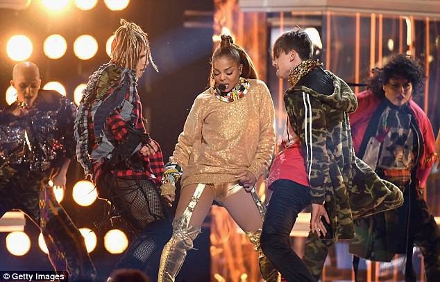 52 tuổi, Janet Jackson vẫn cực cuốn hút và bốc lửa trên sân khấu - 16 52 tuổi, Janet Jackson vẫn cực cuốn hút và bốc lửa trên sân khấu - 16