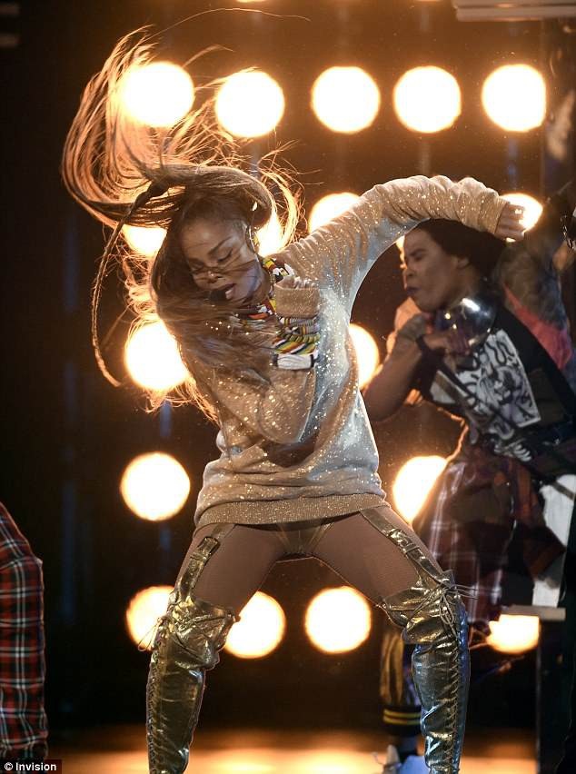52 tuổi, Janet Jackson vẫn cực cuốn hút và bốc lửa trên sân khấu - 2
Ngôi sao 52 tuổi cống hiến một màn trình diễn máu lửa trên sân khấu.
